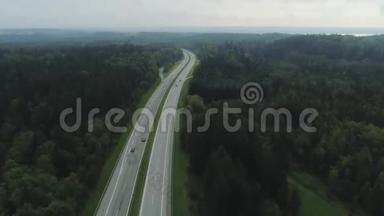 德国高速公路上的汽车<strong>快速行驶</strong>在美丽的道路上